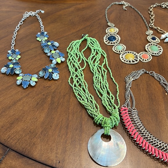 6 statement necklaces in like new condition. Sold as a lot of 6 - Picture 2 of 4